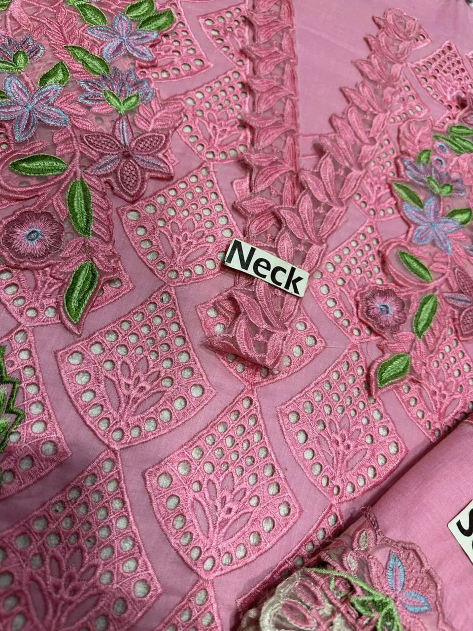 Ahmozi Clothing – Rang Rasia Lawn Collection 2026